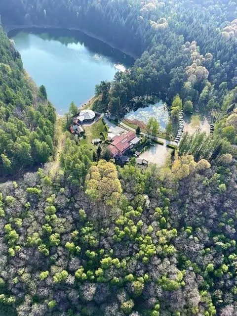 Il lago e il ristorante dall'alto